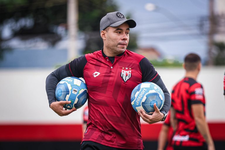 Jair Ventura comandando treino no CT do Dragão