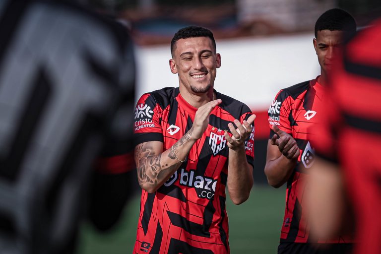 Gabriel Baralhas batendo palma no CT do Dragão