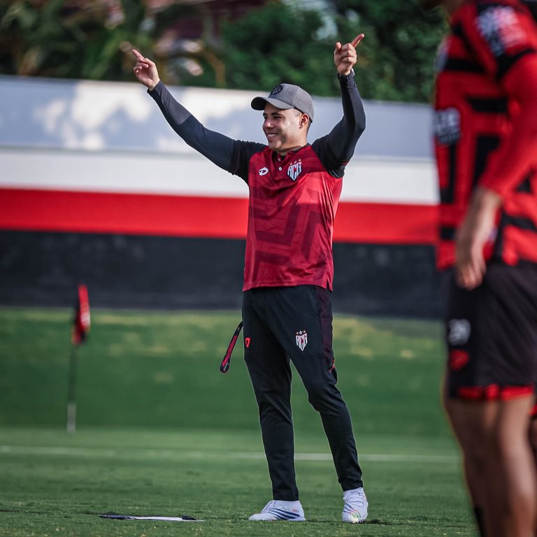 Jair Ventura comemorando ação no treino