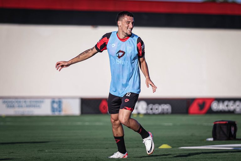Volante Gabriel Baralhas treinando no CT do Dragão