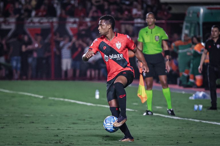 Volante Matheus Sales em ação pelo Atlético Goianiense