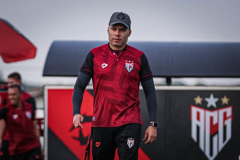 Treinador Jair Ventura durante treino no CT do Dragão