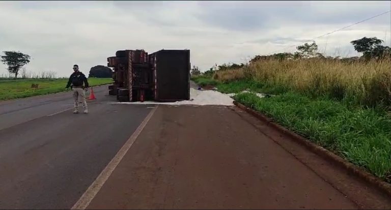 Carreta tomba na BR-060 e deixa pista parcialmente interditada