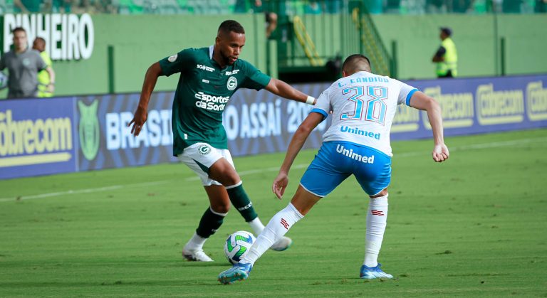 Em jogo de dez gols, Goiás perde na Serrinha e se complica na Série A