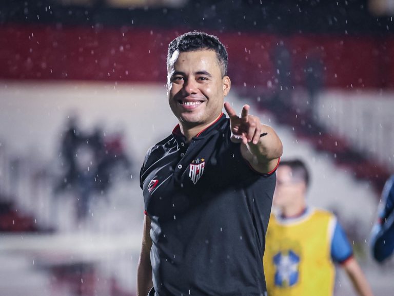 Treinador Jair Ventura no estádio Antônio Accioly
