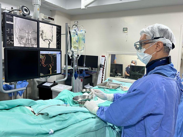 HGG realiza procedimento inédito para tratamento de aneurisma cerebral