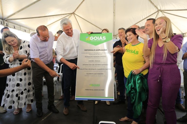 Caiado realiza entregas e recebe homenagem em Caldas Novas