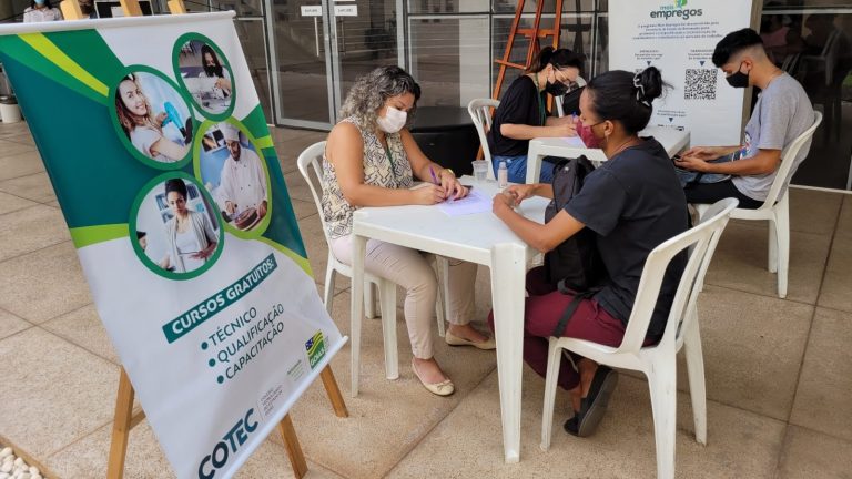 Mais de mil trabalhadores são contratados em feirão de empregos