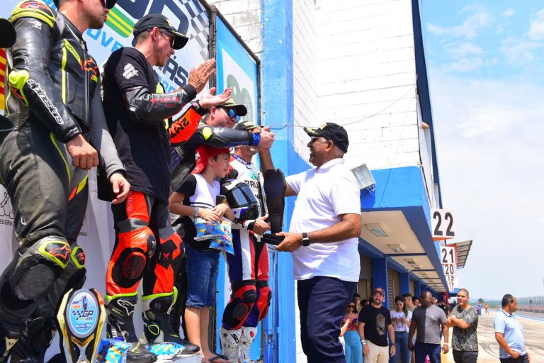 Prefeito Rogério reafirma apoio ao esporte durante GP Goiás de Motovelocidade