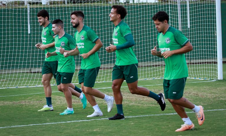 Goiás finaliza preparação para confronto direto com o Santos; confira a provável escalação