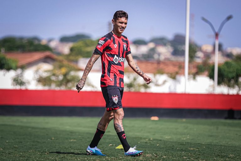 Sammuel treinando no CT do Dragão