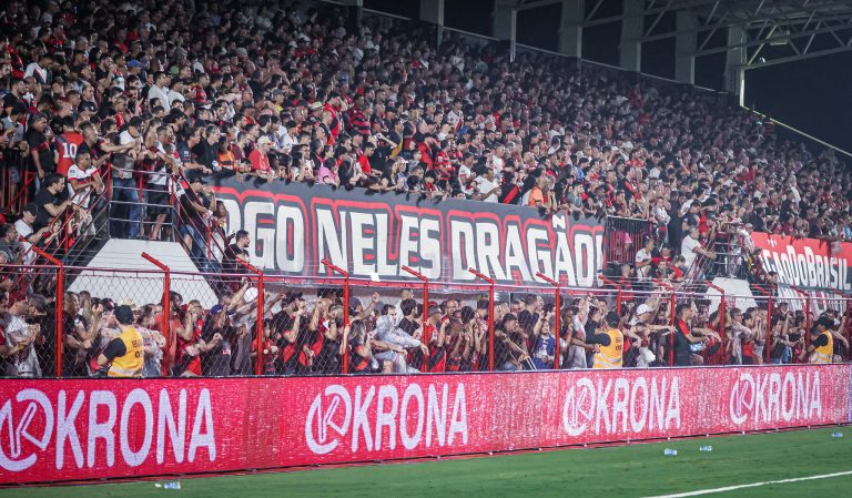 Torcida do Atlético Goianiense no Accioly