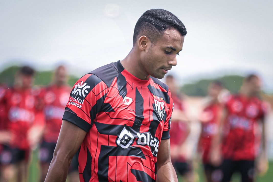 Airton durante treinamento no CT do Dragão