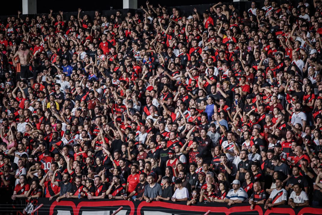 Torcida do Atlético Goianiense no Accioly