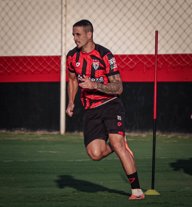 Matheus Peixoto correndo no CT do Dragão
