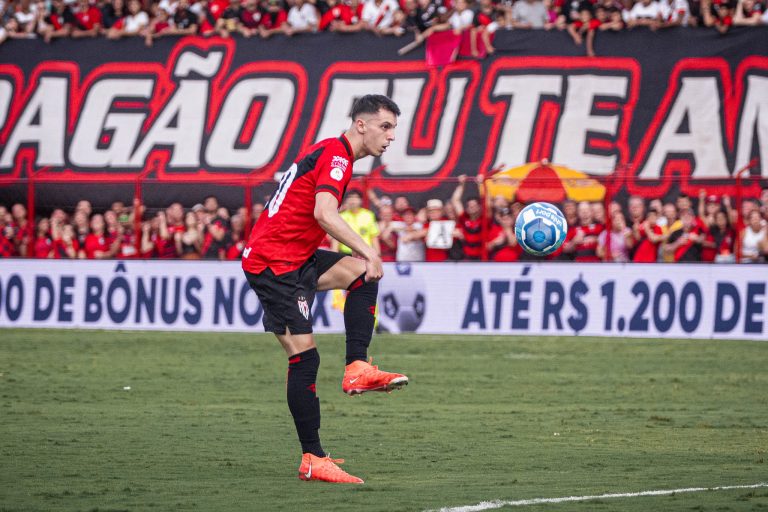 Meia Shaylon durante a partida contra o Guarani