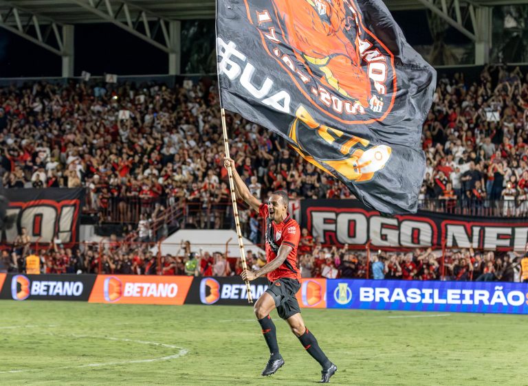 Luiz Felipe comemorando com o bandeirão