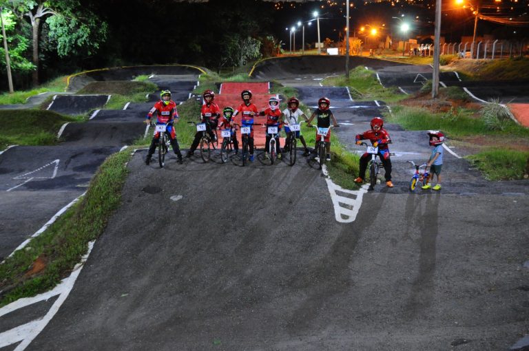 Projeto inédito oferece aulas de bicicross para crianças com espectro autista