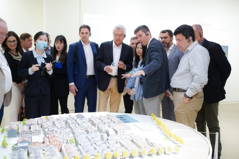 Em missão oficial na China, Caiado visita mineradora com investimentos no estado