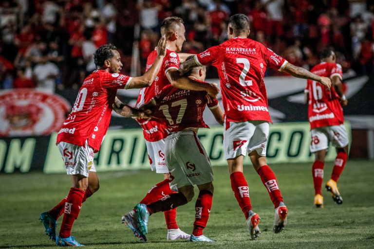 Vila Nova aplica goleada no OBA e segue disputando acesso para a Série A