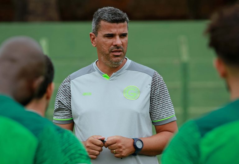 Após o rebaixamento, técnico do Goiás garante que o elenco segue comprometido