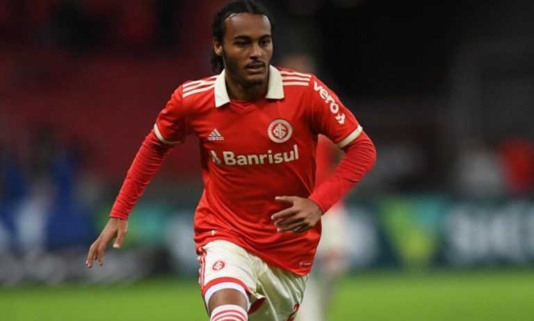 Vila Nova oficializa a contratação de meia do Internacional 