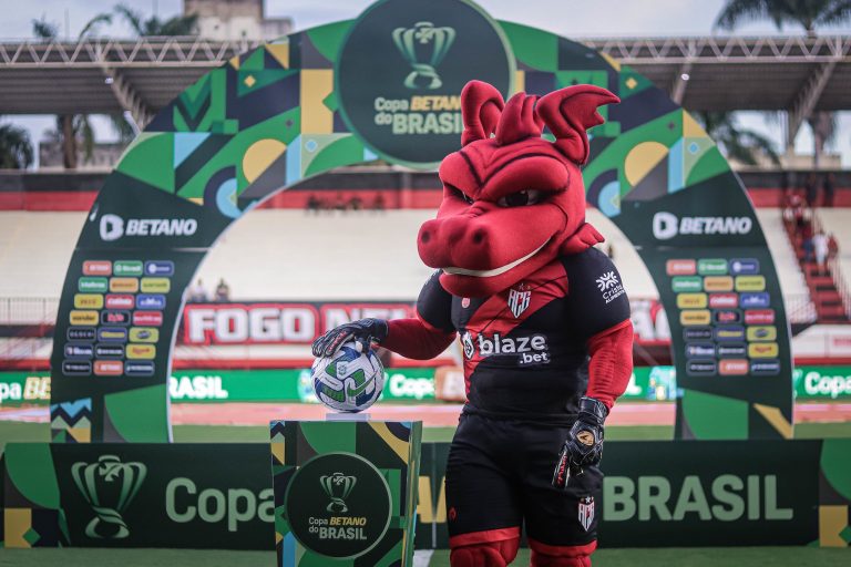 Dragolino no totem e bola da Copa do Brasil