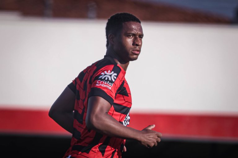 Matheus Sales treinando no CT do Dragão