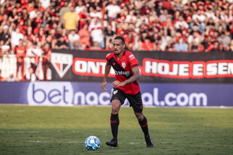 Zagueiro Luiz Felipe em ação no Accioly
