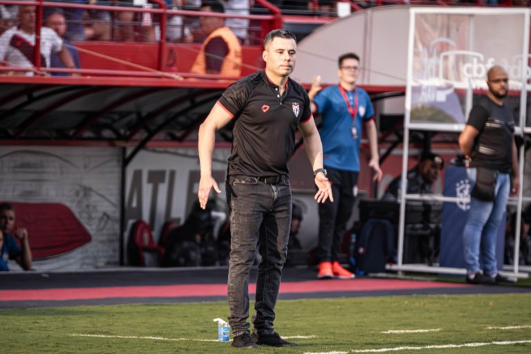 Jair Ventura na beira do gramado do Accioly