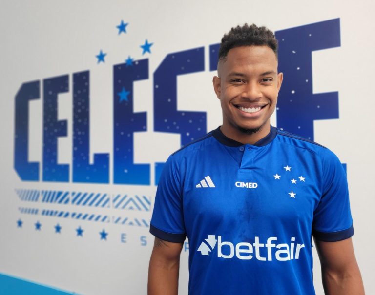 Matheus Jussa sendo apresentado no Cruzeiro