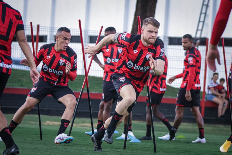 Renato e Serrato treinando no CT do Dragão