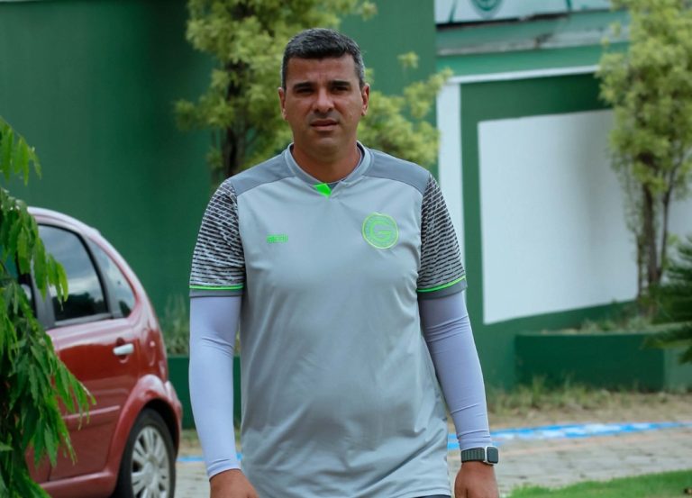 Treinador Mário Henrique no CT Edmo Pinheiro