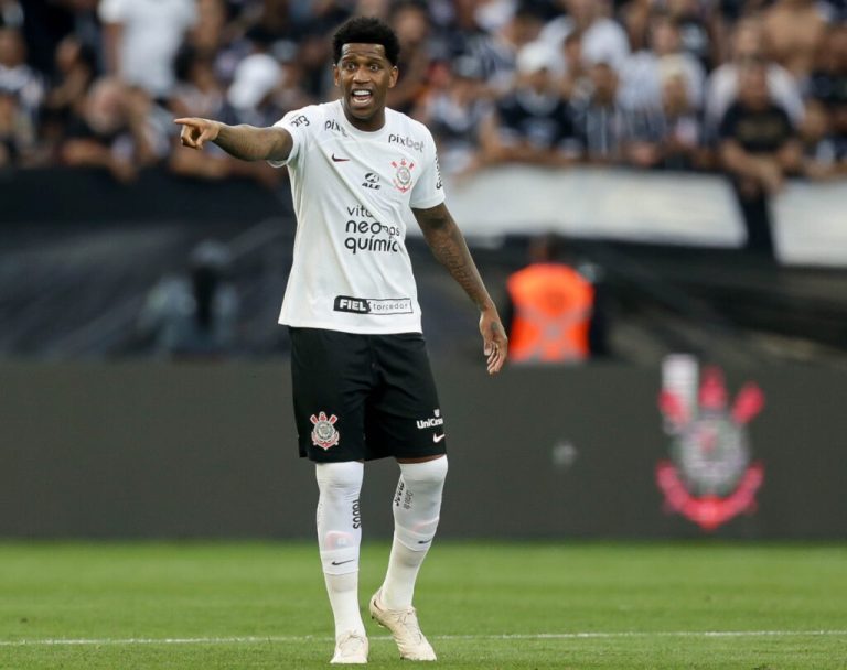 Zagueiro Gil atuando no Corinthians