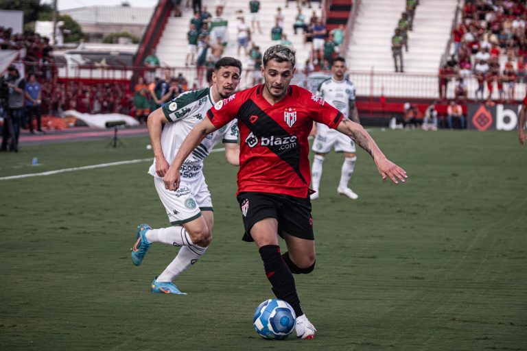 Kelvin atuando pelo Atlético Goianiense