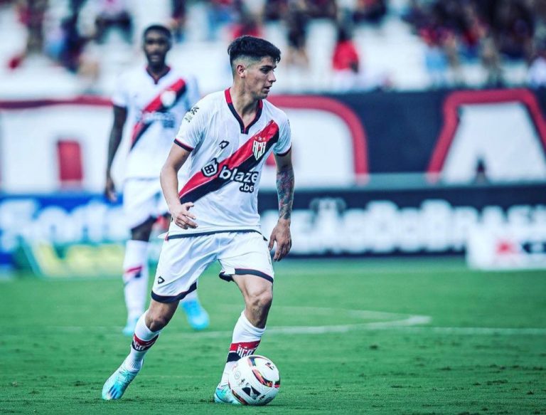 Angelo Araos atuando com a camisa do Atlético Goianiense
