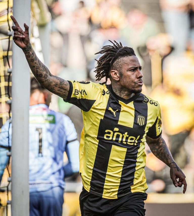 Atacante Abel Hernandez comemorando gol pelo Peñarol