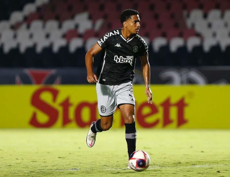 Zagueiro Miranda atuando pelo Vasco