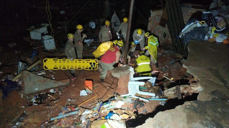 Chuvas provocam desabamento de casas e morte de homem em Goiânia