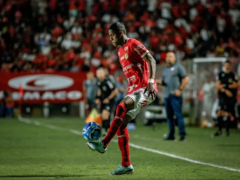 Vila Nova confirma venda de Rodrigo Gelado ao Coritiba e já tem seis reforços contratados