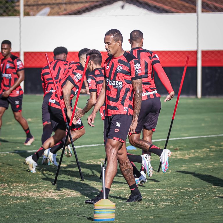 Zagueiro Luiz Felipe treinando no CT do Dragão