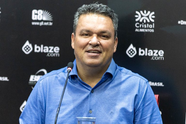 Adson Batista sorrindo durante entrevista coletiva