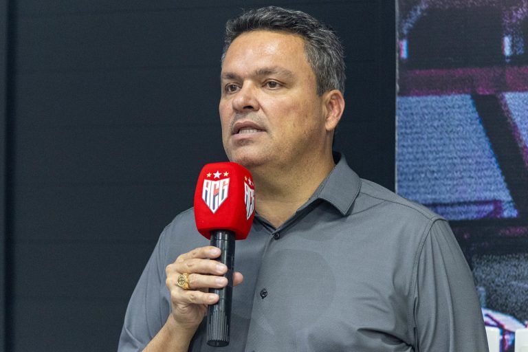 Adson Batista falando no microfone