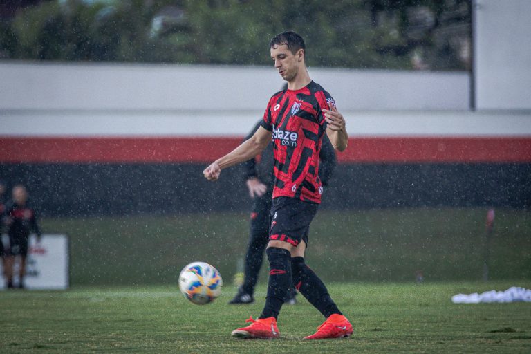Shaylon durante treinamento no CT do Dragão