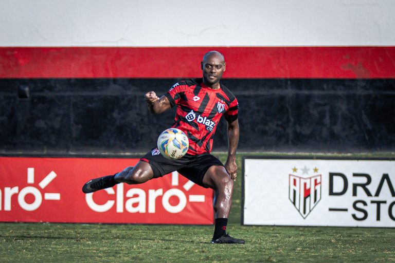 Vagner Love treinando no CT do Dragão