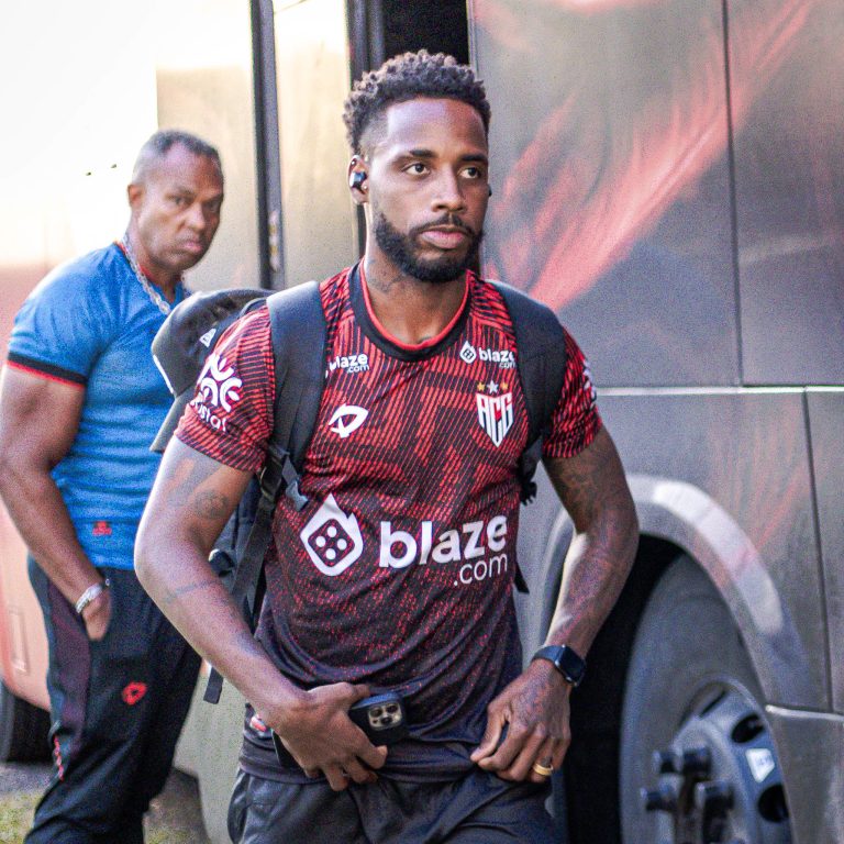 Guilherme Romão descendo do ônibus