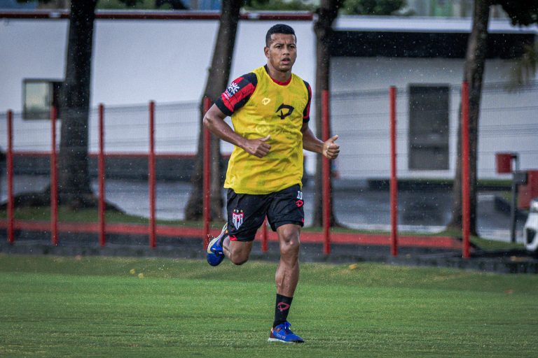 Maguinho correndo no CT do Dragão