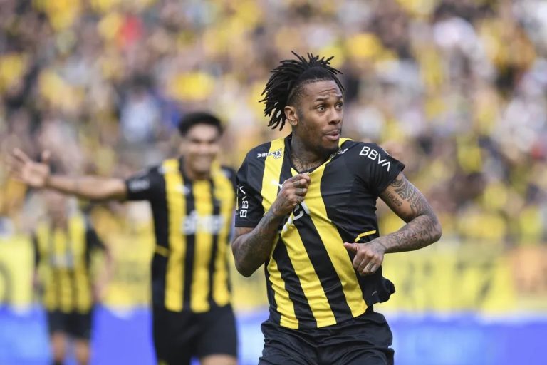 Abel Hernandez comemorando gol pelo Peñarol