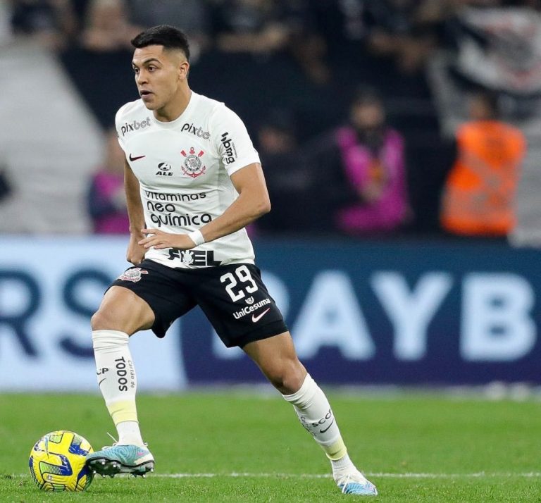 Volante Roni atuando pelo Corinthians