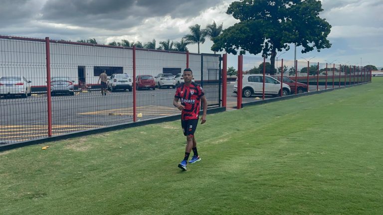 Maguinho com a roupa do Atlético-GO